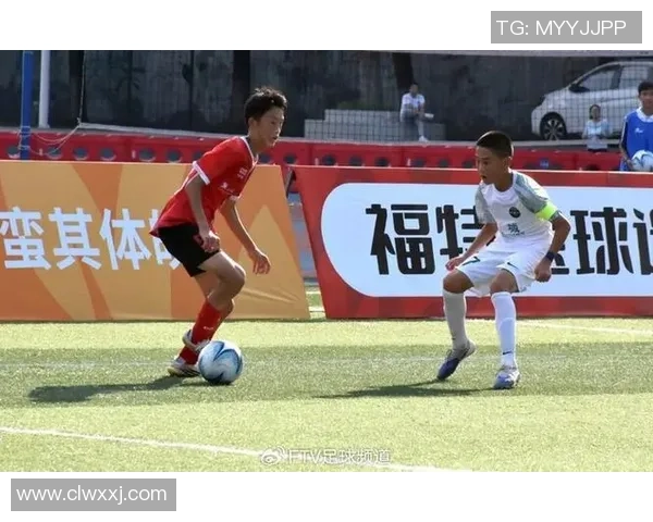 上海足球星闪耀绿茵场 展现技艺与拼搏精神带领球队迈向新高峰 上海足球星闪耀绿茵场 展现技艺与拼搏精神带领球队迈向新高峰