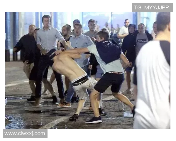 从球场巨星到足球流氓球星的堕落与荣耀背后真相揭秘